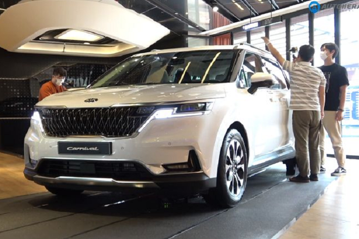 Kia Sedona 2021 mới được cách tân toàn diện về phần thiết kế, bắt đầu ở phía trước với lưới tản nhiệt hình mũi hổ đặc trưng nhưng đã được nâng cấp cùng cụm đèn pha sức nét và đèn ngày LED được thiết kế ôm trọn hai bên của mặt ca-lăng. Bên cạnh đó, cản trước chạm khắc khỏe khoắn và các khe hút gió thấp hơn có viền kim loại càng làm tăng thêm sự trẻ trung và phong cách cho chiếc MPV.