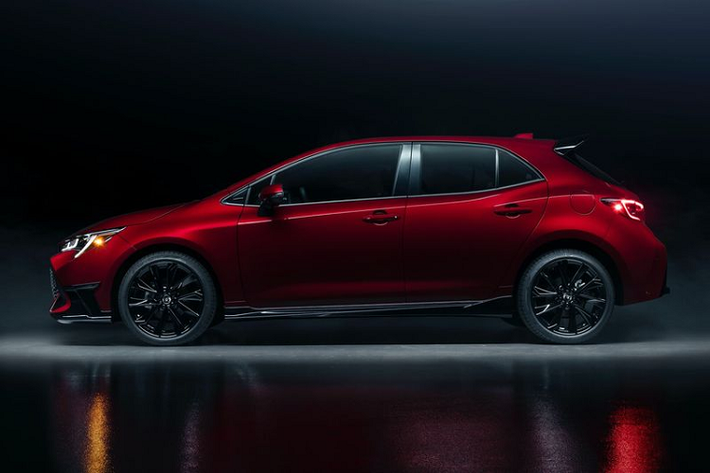 Về truyền động, Corolla Hatchback Special Edition 2021 sử dụng động cơ tương tự phiên bản Corolla SE tiêu chuẩn, khối động cơ 2.0L 4 xy-lanh, sản sinh ra công suất tối đa 168 mã lực. Đi kèm với đó là trang bị hệ dẫn động cầu trước và tuỳ chọn hộp số sàn 6 cấp hoặc tự động CVT. Dự kiến, giá xe Toyota Corolla Hatchback Special Edition 2021 sẽ chính thức được công bố và "lên kệ" từ đầu quý III năm nay.
