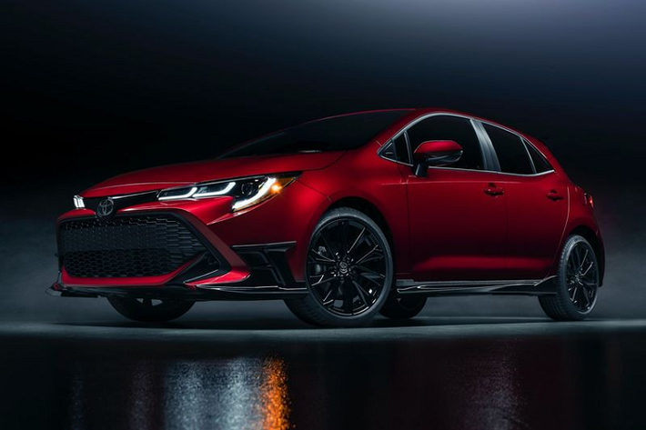 Mới đây, hãng xe Nhật Bản Toyota đã giới thiệu tới công chúng phiên bản đặc biệt Special Edition 2021 của mẫu xe hatchback cỡ nhỏ Toyota Corolla mới. Khác với kỳ vọng của nhiều người, Toyota Corolla Hatchback Special Edition 2021 sẽ không chứa đựng nhiều sự nâng cấp rõ rệt so với các phiên bản tiêu chuẩn, sự thay đổi chỉ tập chung vào ngoại hình thể thao và cuốn hút hơn.