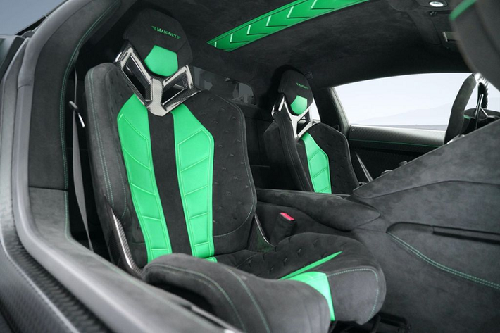 Chưa hết, Mansory chắc chắn cũng không bỏ qua vành xe khi đổi mới trang bị với bộ mâm hợp kim siêu nhẹ cùng kích thước trước – sau lần lượt là 9X20 và 13 × 21 inch, bọc trong bộ lốp Pirelli P Zero hiệu suất cao có kích thước 255/30 ZR20 ở phía trước và 355/25 ZR21 ở phía sau.