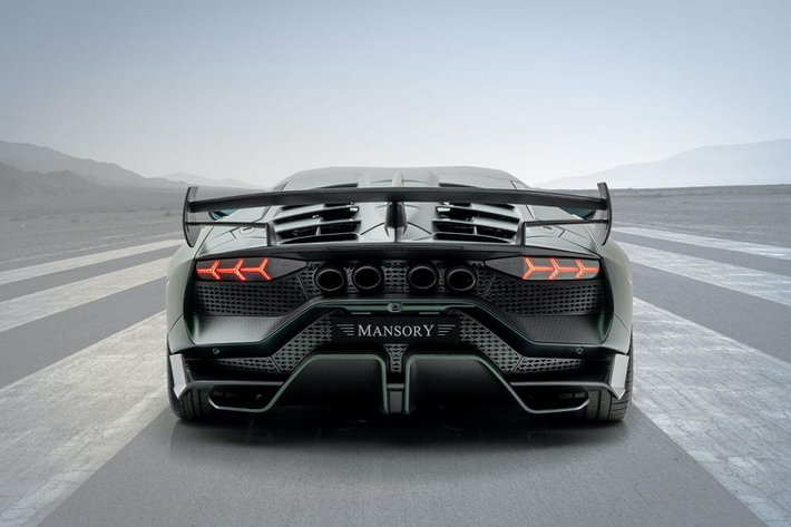 Lamborghini Aventador của Mansory với phần đầu được bố trí các khe hút gió mới trên bộ cản trước giúp tối hưu hóa luồng gió lưu thông cũng như lực nén cho chiếc xe. Trong khi đó, mặt bên của Aventador SVJ xuất hiện với các bộ vây thể thao sắc nhọn cũng như các vòm bánh xe cỡ lớn, mở rộng bề ngang lên tới 40 mm.