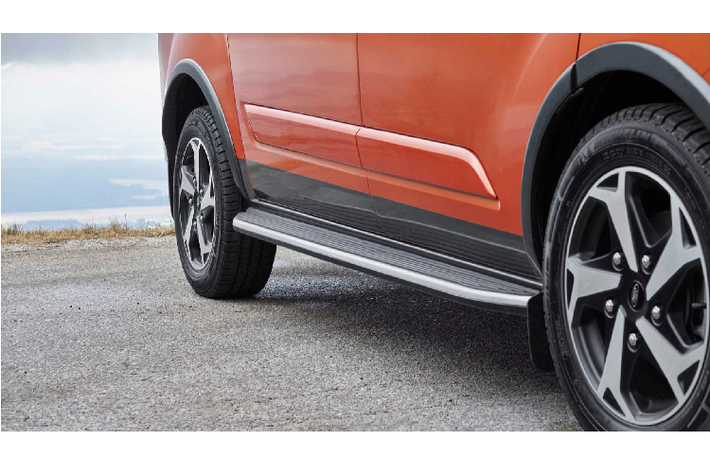 Tương tự như Ford Transit dẫn động cầu sau, hệ thống sẽ gửi toàn bộ sức mạnh tới các bánh sau trong điều kiện bình thường, nhưng nếu cần, nó có thể gửi 50% sức mạnh đến các bánh trước. Khách hàng có thể lựa chọn kiểu dáng cabin đơn hoặc đôi cho cả 2 phiên bản tùy theo nhu cầu của mình. Về động cơ, khách hàng có 3 tùy chọn động cơ diesel 2.0L với các mức công suất khác nhau từ 128, 168 cho đến 182 mã lực cho cả 2 mẫu xe Transit và Transit Custom.