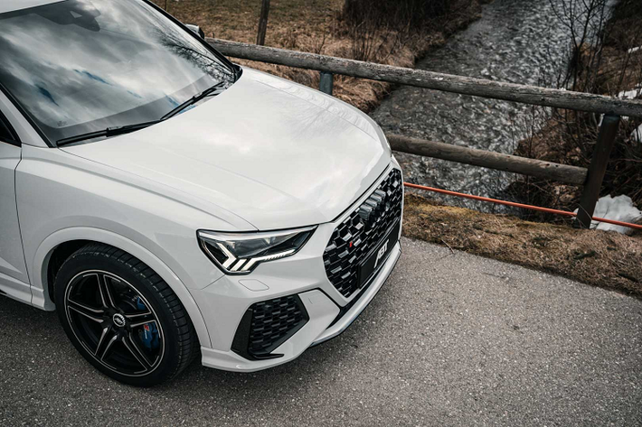 Nhờ vậy, Audi RS Q3 Sportback độ khủng này giờ đây có khả năng tăng tốc từ 0-100km/h trong vòng 4,3 giây, nhanh hơn 0,2 giây so với nguyên bản. Ngoài ra tốc độ tối đa của xe cũng được cải thiện từ 250km/h (tiêu chuẩn) hoặc 280km/h (tùy chọn) lên 285 km/h.