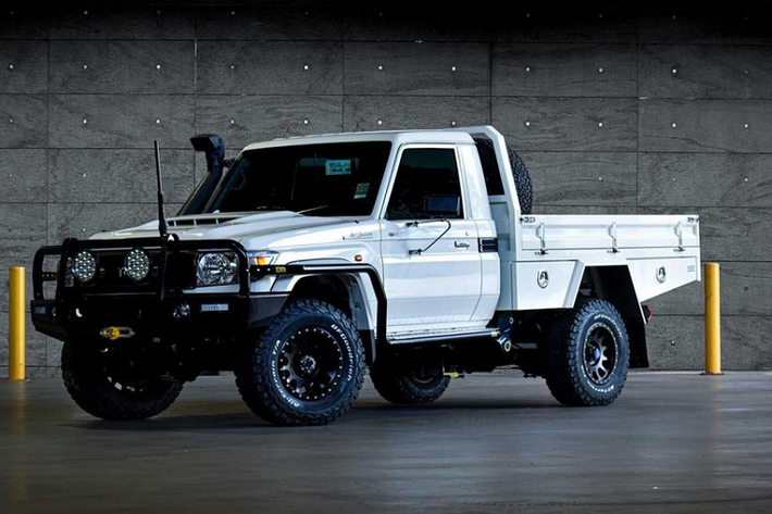 Toyota Land Cruiser là một mẫu xe SUV off-road mạnh mẽ, bền bỉ mà đã chinh phục người tiêu dùng trong nhiều thập kỷ qua. Một nguyên nhân khác khiến Land Cruiser có nhiều fan hâm mộ là bởi nó là một nền tảng tốt để tạo những dự án xe độ thú vị. Minh chứng là mới đây, công ty Shannons Engineering từ Úc đã có dịp động tay lên một chiếc Toyota Land Cruiser đời 1979 và biến đổi nó thành một chiếc bán tải ấn tượng, phù hợp cho chuyến đi cắm trại.