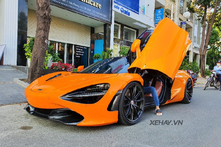 Cung cấp sức mạnh cho chiếc 720S là khối động cơ V8 4.0L tăng áp kép, sản sinh công suất tối đa 720 mã lực và 770 Nm mô-men xoắn cực đại, “đá cặp” cùng trang bị hộp số li hợp kép 7 cấp. Nhờ đó, người ta có thể dễ dàng chứng kiến những pha tăng tốc từ 0 lên 100 km/h chỉ trong 2,7 giây trên chiếc McLaren.