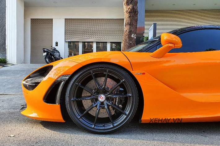 Không nhiều chi tiết như một chiếc Lamborghini Aventador, các nét thiết kế trên 720S có phần đơn giản, mềm mại và uyển chuyển song vẫn tạo nên một tổng thể lạnh lùng, như một mui tên lao về phía trước. Ngoài ra, cánh cửa mở theo kiểu cắt kéo cũng góp phần tăng sự thời thượng và khác biệt cho chiếc xe.
