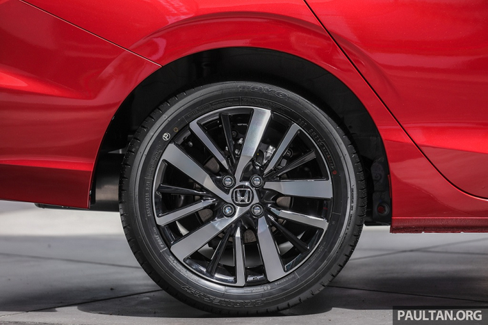 Tại Malaysia, Honda City 2020 được trang bị phanh đĩa cho bánh sau, khắc phục được nhược điểm của đời xe trước cũng như các model bán ở Thái Lan dùng phanh sau tang trống. Còn lại, các chi tiết ngoại thất được giữ nguyên thiết kế gồm có đèn LED trước hình cánh chim, mâm xe hợp kim đa chấu, đèn hậu nổi khối 3D...