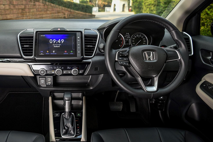 Hình ảnh nội thất của Honda City mới tại Malaysia chưa được tiết lộ. Nhiều khả năng khoang lái sẽ không có sự thay đổi nào so với phiên bản ở Thái Lan. Một số tiện nghi nổi bật của phiên bản RS cao cấp có thể kể đến như tay lái bọc da tích hợp nút bấm và lẫy chuyển số, màn hình cảm ứng trung tâm 7 inch, điều hòa tự động, ghế ngồi bọc da...