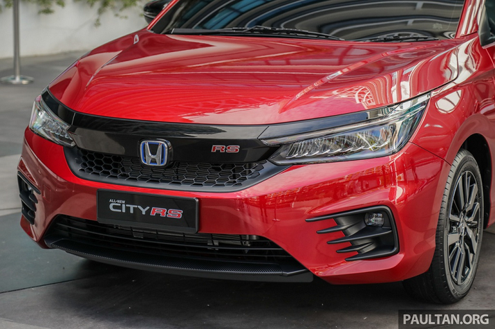 Tại Việt Nam, giá xe Honda City lần lượt 559 và 599 triệu đồng và vẫn là thế hệ thứ 4. Còn tại Thái Lan, Honda City 2020 có 4 biến thể với giá bán khởi điểm từ 579.500 baht (18.820 USD). Mẫu sedan Nhật Bản nằm ở phân khúc xe hạng B, cạnh tranh với các đối thủ như Toyota Vios, Hyundai Accent, Kia Soluto hay Mazda2.