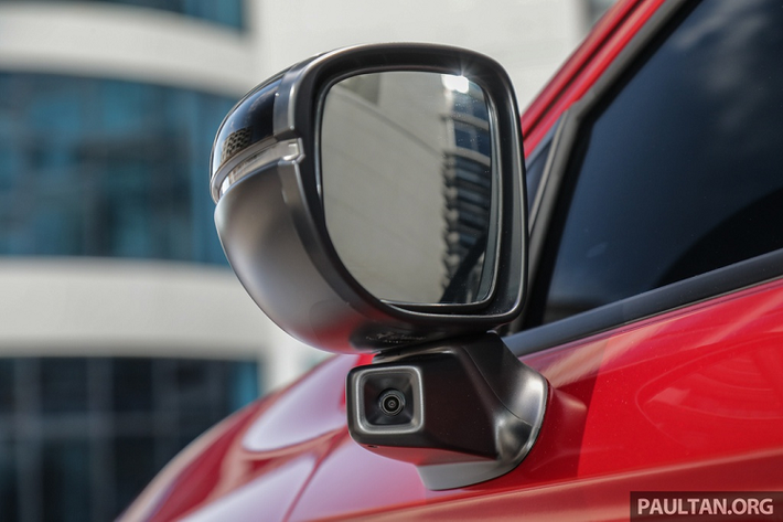 Thêm một chi tiết khác biệt giữa Honda City ở Malaysia so với thị trường Thái Lan là tính năng camera quan sát làn đường bên phụ LaneWatch. Hình ảnh từ điểm mù sẽ được hiển thị trên màn hình trung tâm để giúp người lái rẽ hoặc chuyển làn an toàn hơn.