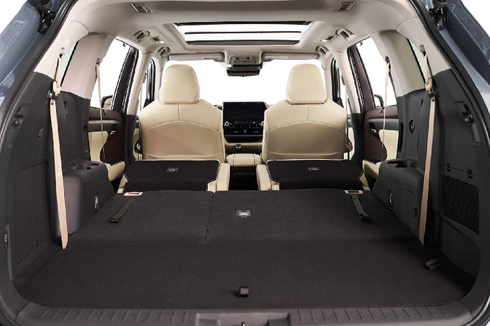 Hiện chưa rõ mức giá xe Toyota Highlander 2020 phiên bản Limited này tại Việt Nam, nhưng chắc chắn nó sẽ không dưới 4 tỷ đồng. Chính vì thế, Toyota Highlander 2020 nhập Mỹ là một mẫu xe chất và không thực sự dành cho số đông, vì với tầm giá này họ có thể lựa chọn chơi SUV hạng sang. Trên thị trường, Toyota Highlander là đối thủ cạnh tranh trực tiếp với Ford Explorer, Mazda CX-9, Honda Pilot hay Subaru Ascent.