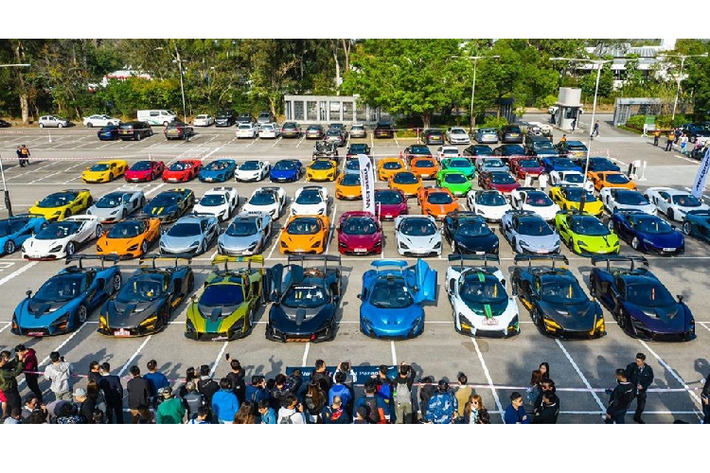 Câu lạc bộ siêu xe McLaren ở Hồng Kông vừa tổ chức tiệc mừng năm mới 2020 bằng màn quy tụ hoành tráng hơn 50 siêu xe đến từ Anh quốc. Những cái tên "hot" nhất của hãng McLaren đều góp mặt tại sự kiện này từ 570S, 650S, 720S, McLaren GT hay cho đến các phiên bản giới hạn như McLaren Senna, phiên bản xe đua McLaren Senna GTR và cả McLaren P1.