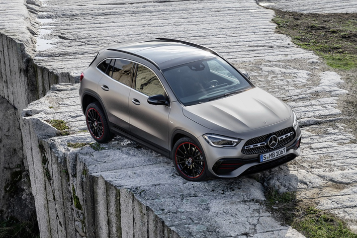 Bên cạnh động cơ xăng, Mercedes-Benz cũng cung cấp phiên bản sử dụng động cơ diesel. Mercedes-Benz GLA 200 d được trang bị động cơ 4 xy-lanh 2.0L, sản sinh công suất 147 mã lực và mô-men xoắn 320 Nm. Xe đi kèm hộp số ly hợp kép 8 cấp và hệ dẫn động cầu trước. Phiên bản GLA 200 d 4Matic sử dụng động cơ tương tự GLA 200 d nhưng cho ra sức mạnh 187 mã lực và mô-men xoắn 400 Nm.