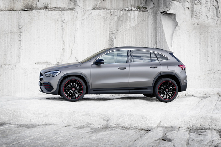 Đắt hơn 2.000 USD là phiên bản GLA 200 Sport Executive. Với phiên bản này, khách hàng có thêm màn hình thông tin giải trí kích thước 10,25 inch, sạc điện thoại không dây và cảm biến đỗ xe. Gói AMG Line bổ sung bộ mâm hợp kim thể thao 5 chấu kích thước 19 inch cùng các chi tiết ngoại thất của AMG, ghế thể thao may chỉ đỏ...