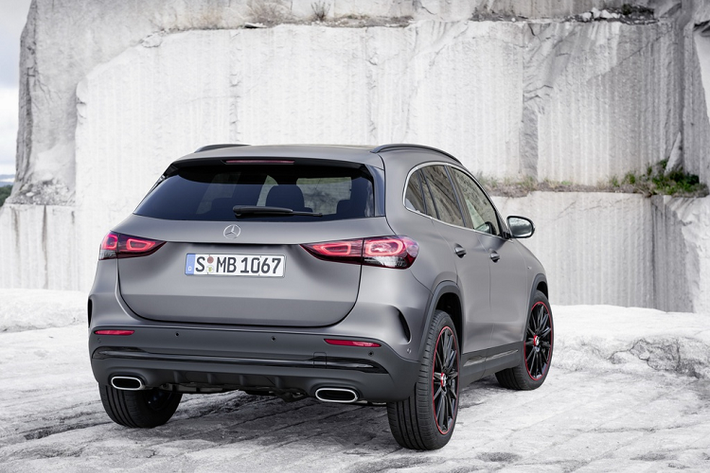 Cao cấp nhất là giá xe Mercedes-Benz GLA 2021 phiên bàn Line Premium Plus bán ra 50.200 USD (hơn 1,16 tỷ đồng). Phiên bản này được trang bị "full option" của các phiên bản thấp hơn, kết hợp với cửa sổ trời toàn cảnh, ghế có thể nhớ vị trí và hệ thống đèn Multibeam LED thích ứng.