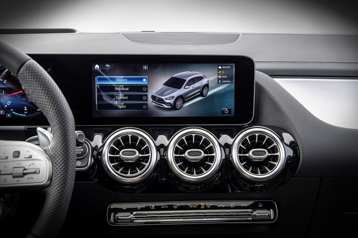 Tất cả phiên bản của Mercedes-Benz GLA 2021 đều sở hữu hệ thống MBUX với các tùy chọn như màn hình HUD, hệ thống định vị GPS, chức năng điều khiển bằng giọng nói…
