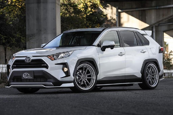 Quay trở lại thời điểm Tháng 11/2019, sự ra mắt của Toyota RAV4 Prime mới trong khuôn khổ LA Auto Show đã đánh dấu màn “chào sân” của biến thể RAV4 nhanh và mạnh mẽ nhất từ trước tới nay khi sở hữu khối động cơ gas 2.5 lít 4 xy lanh cùng phần pin lithium-Ion, bộ tăng áp công suất và 2 mô-tơ điện.