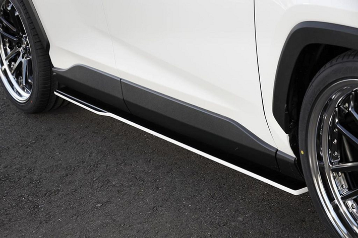 Mặt sau của xe bên cạnh đó xuất hiện với hệ thống 4 ống xả cùng bộ cản cỡ lớn gia tăng vẻ bề thế cho một chiếc xe cỡ nhỏ. Cuối cùng, RAV4 được Kuhl Racing trang bị bộ mâm 19-inch cùng hệ thống treo đặc biệt với khả năng nâng/hạ gầm xe.