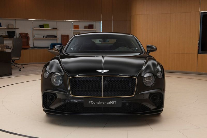 Trên phiên bản Continental GT Aurum Edition mạ vàng này, toàn bộ bên trong lẫn bên ngoài của xe đều mang một màu đen tuyền quyến rũ, kết hợp cùng một số chi tiết được sơn vàng đồng như mâm xe 22 inch, huy hiệu Mulliner hay phần viền của lưới tản nhiệt.