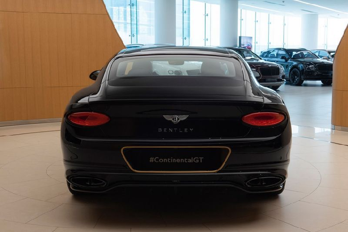 Ghế bọc da cao cấp cùng logo Mulliner trên tựa đầu thêu chỉ vàng.