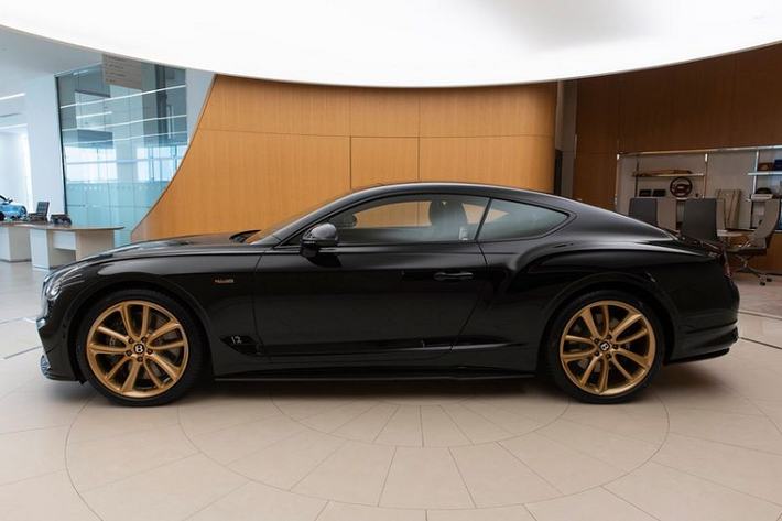 Về truyền động, Bentley Continental GT Aurum Edition sở hữu khối động cơ W12 6.0L, sản sinh ra công suất tối đa 626 mã lực và 900 Nm mô-men xoắn cực đại. Từ đó, xe có thể tăng tốc từ 0 - 96 km/h trong 3,6 giây trước khi đạt vận tốc tối đa 333 km/h. Mức giá xe Bentley Continental GT Aurum Edition chưa được công bố.