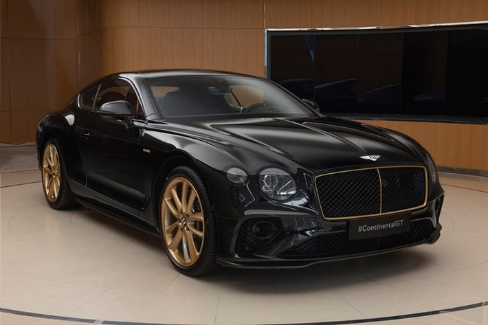 Theo đó, hãng siêu xe nước Anh - Bentley mới đây đã cho ra mắt một phiên bản giới hạn của mẫu xe đình đám Continental GT với tên gọi Aurum Edition. Xe siêu sang Bentley Continental được chế tạo bởi bộ phận cá nhân hoá Mulliner với số lượng giới hạn chỉ 10 chiếc trên toàn cầu. Đặc biệt, 1 trong 10 chiếc đó đang được trưng bày ở một đại lý tại thành phố Dubai, các Tiểu vương quốc Ả Rập thống nhất.