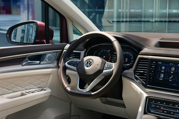 Trong khi đó, thiết kế mặt táp-lô của Volkswagen Viloran trông khá giống với mẫu SUV 7 chỗ Teramont. Tuy nhiên, mẫu MPV hạng sang này đi kèm màn hình cảm ứng để chỉnh điều hòa. Ngay cả cửa gió điều hòa, vô lăng và cần số của Volkswagen Viloran cũng khác với Teramont.