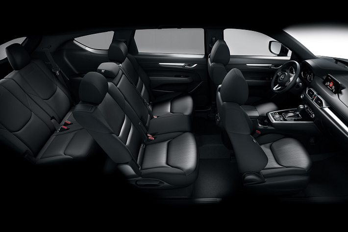Xét trong cùng tầm giá, Mazda CX-8 Deluxe vượt trội với những trang bị nổi bật như: màn hình HUD hiển thị thông tin trên kính chắn gió, hệ thống đèn pha LED tích hợp tính năng an toàn tự động điều chỉnh góc chiếu, hệ thống điều khiển Mazda Connect, hỗ trợ kết nối Bluetooth, Apple Carplay, Android Auto, DVD.