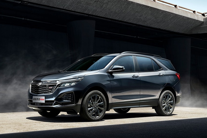 Hồi đầu năm nay, Chevrolet đã tiến hành nâng cấp giữa vòng đời cho Equinox 2021, và giờ đây, mẫu SUV này chính thức được bán rộng rãi ra thị trường xe lớn nhất thế giới. Cung cấp tới 6 phiên bản khác nhau, bao gồm ba bản cấu hình RS và hai hệ thống động cơ, giá xe Chevrolet Equinox 2021 mới dao động từ 169.900 – 239.900 nhân dân tệ (tương đương 577 – 815 triệu đồng).