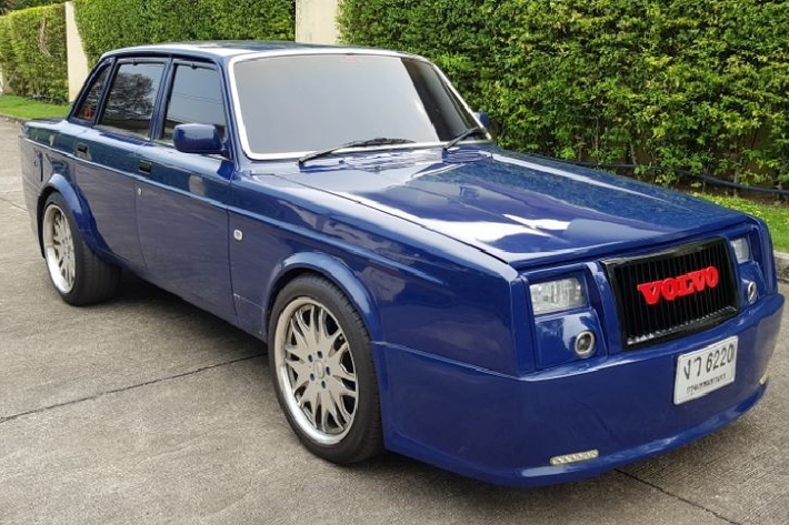 Trên mạng xã hội Reddit mới đây đã xuất hiện hình ảnh của một chiếc xe Volvo nhái Rolls-Royce Phantom khiến nhiều người chú ý. Được biết, chiếc Rolls-Royce Phantom "giả cầy" này hiện đang trú ngụ tại Thái Lan.