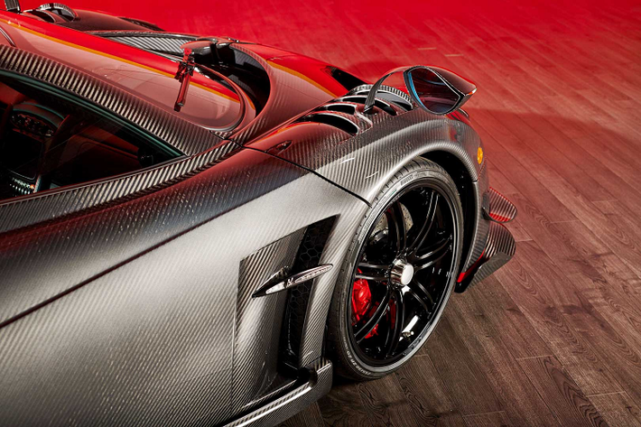 Sau 3 năm sử dụng, chiếc Pagani Huayra BC đã lăn bánh được 593 dặm (954 km). Chiếc siêu xe vẫn giữ được vẻ bóng bẩy và hào nhoáng của nó. Thiết kế đáng giá của mẫu xe đến từ body bằng sợi carbon nổi bật với những đường nét màu cam làm điểm nhấn.