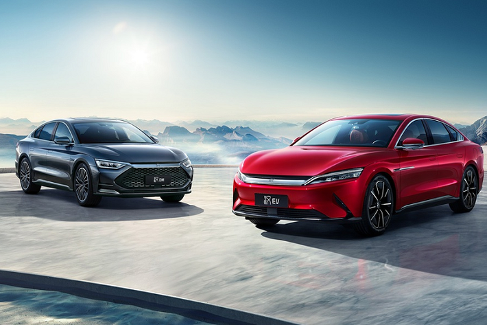 Hãng xe Trung Quốc BYD vừa ra mắt mẫu sedan Han tại quê nhà. BYD Han 2020 mới có cả phiên bản plug-in hybrid và chạy điện hoàn toàn. Theo BYD, sau khi ra mắt tại Trung Quốc, Han sẽ cập bến châu Âu - lục địa ưa chuộng xe xanh nhất thế giới.