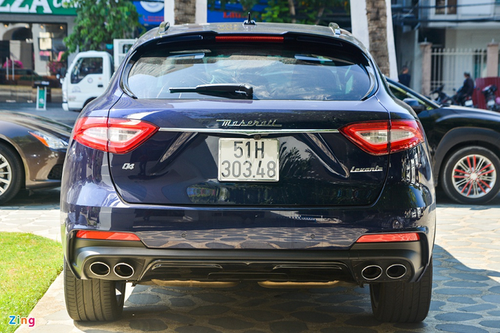 Thiết kế phần đuôi cho cảm giác mềm mại và có phần tròn trĩnh. Đèn chiếu sáng phía sau vẫn là dạng Full-LED tương tự phía trước. Mẫu SUV 5 chỗ này được trang bị hệ thống treo khí nén và có thể điều chỉnh độ cao gầm 6 mức độ.