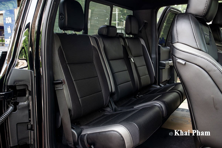 Chiếc siêu bán tải cửa Rolls-Royce đầu tiên ở Hà Nội tiếp tục duy trì vô-lăng bọc da có chức năng sưởi, làm mát và đặc biệt tính năng Adaptive Cruise Control (ga hành trình thích ứng) tiện nghi. Phía sau, chiếc xe này sử dụng đồng hồ dạng analog kết hợp với màn hình hiển thị thông tin cỡ lớn.