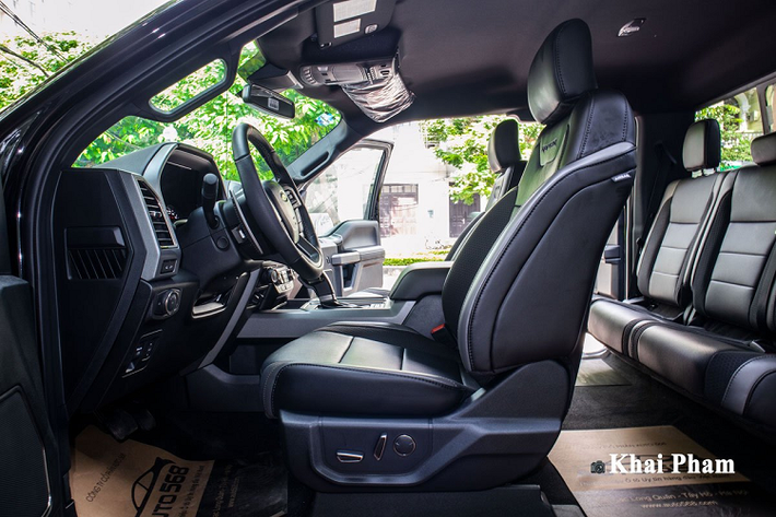 Ngoài sự khác biệt nhỏ trên, Ford F-150 Raptor SuperCab mới vẫn có hệ thống ghế ngồi Recaro kết hợp da và vải Alcantara đặc trưng. Hàng ghế trước của xe có tính năng chỉnh điện đa hướng, ghế lái bổ sung thêm khả năng nhớ 3 vị trí.