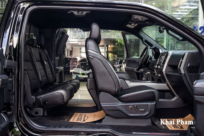 Ford F-150 Raptor SuperCab (cabin đơn dài) được người dùng ví như chiếc Rolls-Royce bán tải bởi sở hữu phong cách thiết kế cửa tương tự các sản phẩm của thương hiệu Anh quốc. Được biết, đây là Ford F-150 Raptor cửa Rolls-Royce thứ 2 tại Việt Nam và là chiếc xe đầu tiên ở Hà Nội.