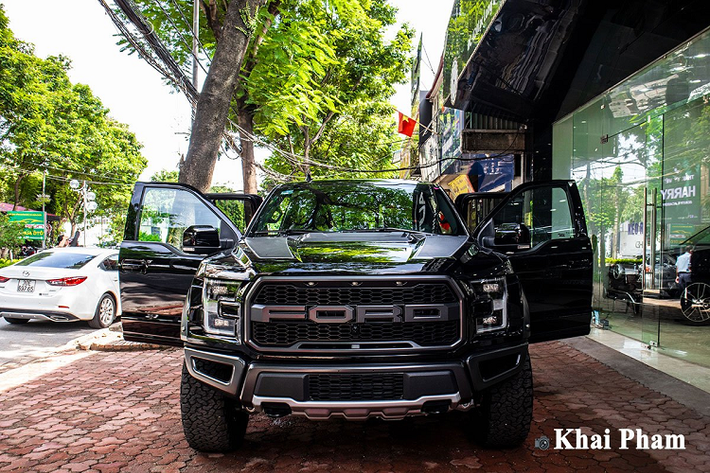 Ford F-150 2020 mới là dòng xe bán tải cỡ lớn "huyền thoại" của thương hiệu Mỹ được người tiêu dùng ở nhiều thị trường ô tô yêu thích. Ngoài việc cung cấp cho người dùng những phiên bản tiêu chuẩn, Ford còn mang đến nhiều biến thể khác nhau. Trong đó, Ford F-150 Raptor là phiên bản hiệu suất cao được khách hàng đặc biệt yêu thích.