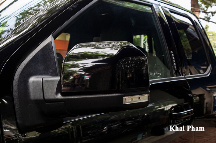 Ford F-150 Raptor "cửa tự sát" được trang bị hàng loạt công nghệ an toàn gồm: hệ thống phanh ABS/BA, cân bằng điện tử, chống trượt thân xe, tính năng hỗ trợ đổ đèo, hỗ trợ khởi hành ngang dốc, hệ thống treo thích ứng, ga tự động thích ứng, hệ thống cảnh báo tiền va chạm, cảnh báo điểm mù, hệ thống hỗ trợ duy trì làn đường kết hợp hỗ trợ phanh khẩn cấp, cảnh báo phương tiện cắt ngang sau, Camera 360 độ, 10 túi khí...
