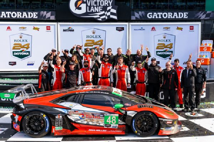 Trên siêu xe đua Huracán EVO GT Celebration, Lamborghini đã mang lại kiểu phối màu của chiếc xe đua giành chiến thắng lên chiếc siêu xe thương mại này.