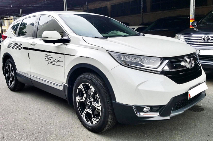 Trên thị trường xe cũ hiện nay, một chiếc Honda CR-V 2019 cũ phiên bản L cao cấp nhất, chạy lướt 9.000km đang được chào bán lại với giá 985 triệu đồng, tức rẻ hơn khoảng 100 triệu đồng so với mức giá niêm yết 1,093 tỷ đồng trước đó. Lựa chọn xe cũ này giúp khách hàng Việt tiết kiệm một phần chi phí lăn bánh, khi CR-V bản L cao cấp có giá lăn bánh tham khảo tại TP. HCM rơi vào khoảng 1,23 tỷ đồng.
