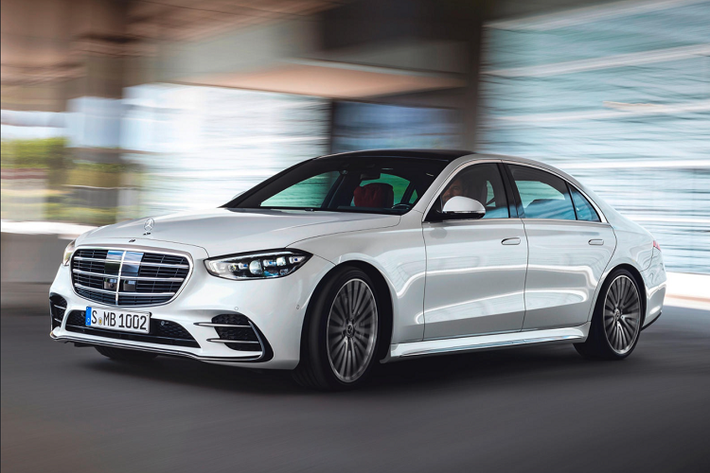 Mercedes-Benz S-Class 2021 mới đã chính thức trình làng từ đầu tháng 9. Phiên bản mới của mẫu sedan hạng sang được nâng cấp về thiết kế nội/ngoại thất cũng như các công nghệ đi kèm. Lần đầu tiên, Mercedes-Benz S-Class được trang bị đèn pha kỹ thuật số công nghệ mới. Một số quốc gia thậm chí còn chưa có quy định về dạng đèn pha này.