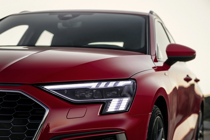 Một trong những thiết kế nổi bật mới của Audi trong thời gian gần đây là hốc gió cản trước. Chi tiết này được làm theo dạng đa giác được ốp chất liệu mang màu sắc tương phản, hướng về bên trong của xe, khiến vẻ ngoài của chiếc Audi A3 thế hệ mới thêm phần mạnh mẽ.