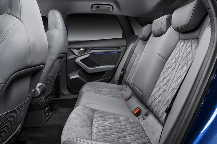 Nội thất của Audi A3 thế hệ mới sở hữu những đường nét thiết kế hiện đại và cách tân hơn so với các thế hệ trước. Nhiều chất liệu cao cấp được ứng dụng rộng rãi bên trong xe như ốp nhôm, vân carbon phối hợp cùng các chi tiết màu đen bóng trên taplo…