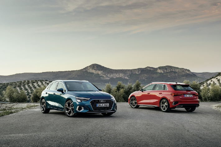 Audi A3 Sportback 2020 mới sở hữu thiết kế gọn gàng nhưng cũng không kém phần thể thao. Nổi bật nhất vẫn là thiết kế lưới tản nhiệt Singleframe lục giác đặc trưng của các dòng xe Audi. Chạy dọc thân xe là những đường gân nổi thể thao kéo dài từ hệ thống đèn pha xuống hệ thống đèn hậu.