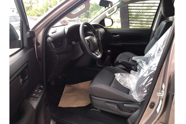 Toyota Fortuner 2.4MT 4x2 MT vẫn sử dụng máy dầu 4cyl 2.4 tăng áp (2GD-FTV) như bản cũ, động cơ này công suất tối đa 150 mã lực tại 3.400 vòng/phút và mô-men xoắn cực đại 400 Nm tại 1.600 - 2.000 vòng/phút. Sức mạnh được truyền xuống cầu sau (2WD) hoặc 2 cầu (4WD) thông qua hộp số tự động 6 cấp.