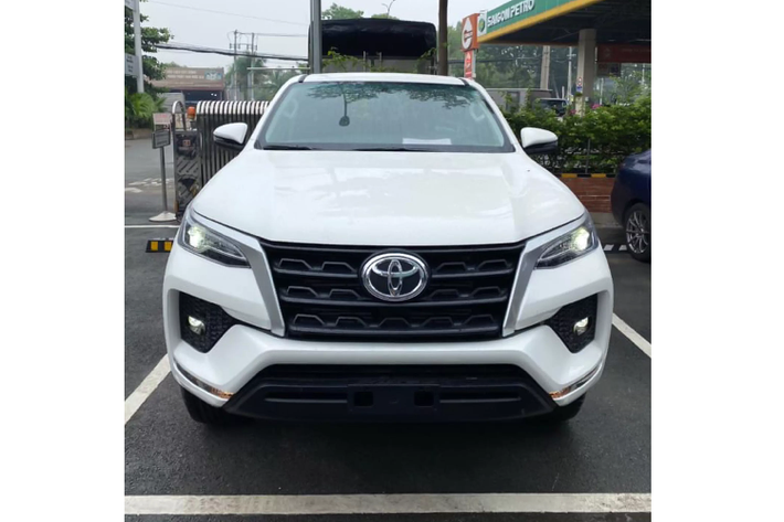 Chiếc Fortuner 2021 này mới về đại lý thuộc phiên bản máy dầu, 1 cầu (4x2), số sàn (MT) tiêu chuẩn. Một số tư vấn bán hàng của đại lý đã bật mí mức giá tạm tính Toyota Fortuner 2021 phiên bản 1 cầu số tự động máy dầu (2.4AT 4x2) này là khoảng 1,060 tỷ đồng, thấp hơn khoảng 35 triệu đồng so với phiên bản Fortuner 2.4AT 4x2 hiện tại có giá từ 1,096 tỷ đồng. Bản tiêu chuẩn 4x2 MT dự đoán sẽ có giá dưới 950 triệu.