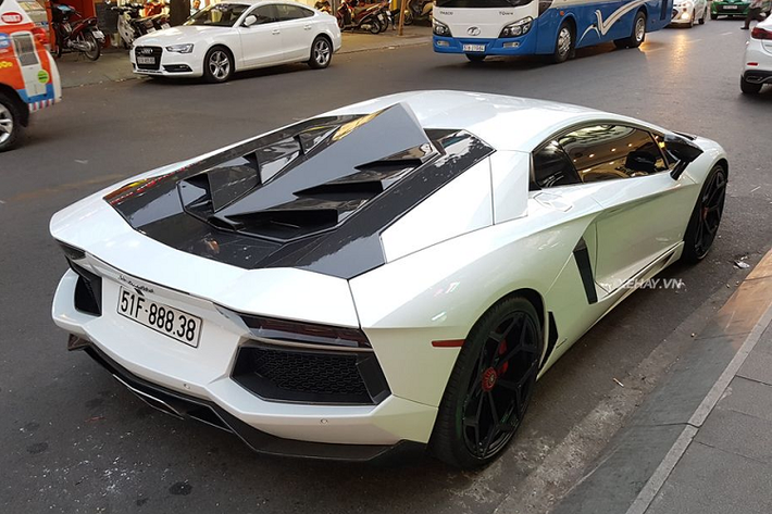 Bước sang phần thân xe, Lamborghini Aventador LP700-4 mang trên mình bộ bodykit bằng sợi carbon từ Vorsteiner. Cặp gương ốp carbon cá tính và đúng điệu với tổng thể siêu xe.