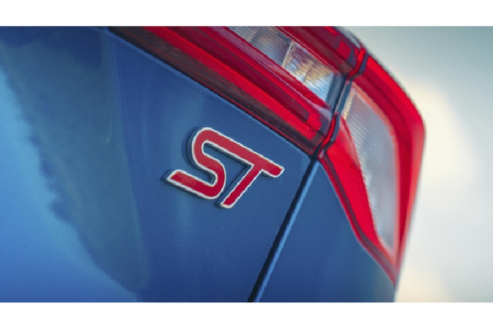 Với hộp số tự đông trên Ford Focus ST mới, cơ cấu sẽ thay đổi tùy thuộc vào chế độ bạn đang lựa chọn: Slippery, Normal, Sport hay Track. Ford Focus ST mới cho công suất 279 mã lực