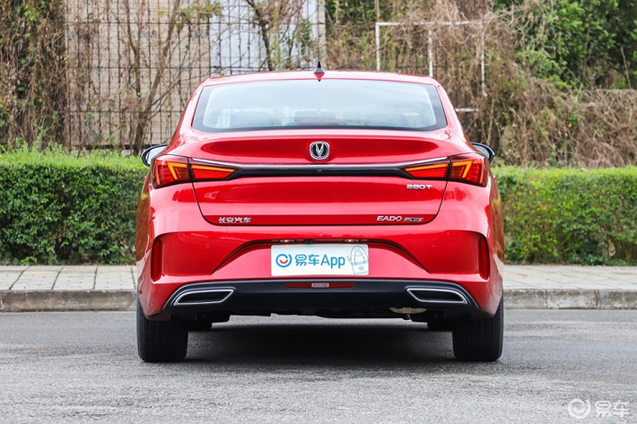 Giá xe Changan Eado Plus 2020 mới khởi điểm rất mềm từ 72.900 nhân dân tệ (tương đương 242 triệu đồng). Một cái giá vô cùng phải chăng đối với một chiếc sedan đời mời.
