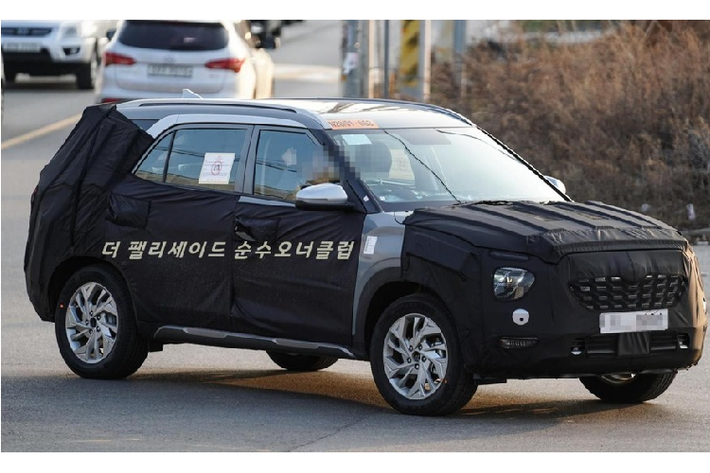 Hyundai Creta thế hệ mới đã chính thức trình làng tại thị trường Ấn Độ vào hồi tháng 2 năm nay. Với giá cực hấp dẫn, chỉ từ 999.000 - 1.720.000 Rupee (khoảng 313 - 540 triệu đồng), Creta đã nhanh chóng "bán chạy như tôm tươi" tại thị trường Ấn Độ. Theo hãng Hyundai, cứ 1 ngày lại có 1.000 người đặt mua Creta thế hệ mới trong 10 ngày đầu tiên mở bán.